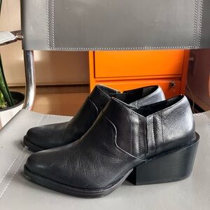 DKNY like new Black Leather Ankle Boots